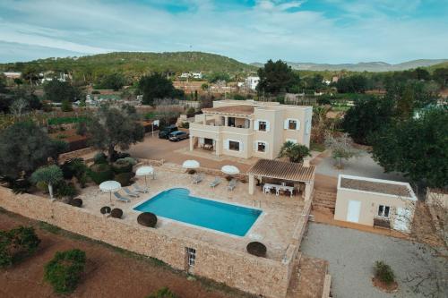 una vista aérea de una casa con piscina en Villa Amigo Near Las Dalias - Nice, en Illes Balears