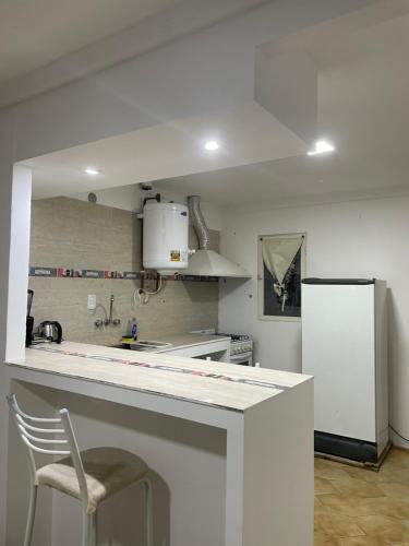 una cucina con bancone e frigorifero bianco di Casa en San Francisco del monte de oro a San Francisco del Monte de Oro
