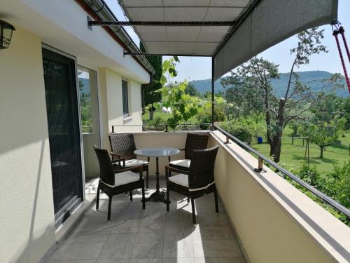 einen Balkon mit einem Tisch und Stühlen darauf in der Unterkunft Apartma Pergola in Sečovlje