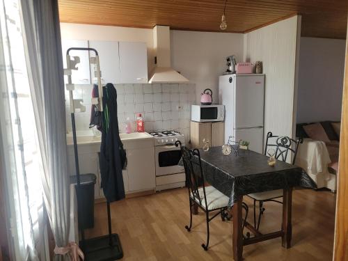 Il comprend une petite cuisine équipée d'une table, d'une cuisinière et d'un réfrigérateur. dans l'établissement 26 bis rue du temple, à Saint-Père-en-Retz