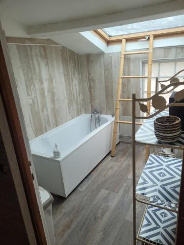 une salle de bain avec baignoire dans une chambre dans l'établissement 26 bis rue du temple, à Saint-Père-en-Retz