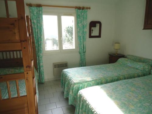 une chambre d'hôtel avec deux lits et une fenêtre dans l'établissement VILLA 2 CHAMBRES dans RESIDENCE avec PISCINE, à Cavalaire-sur-Mer