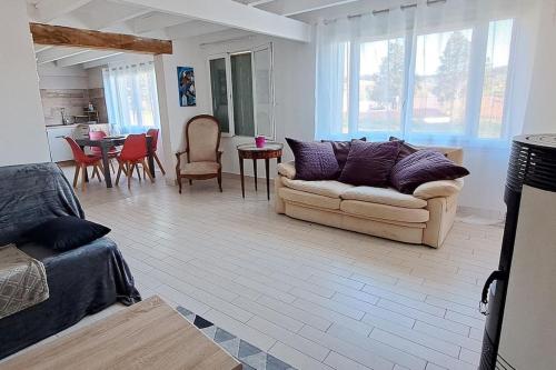 un salon avec un canapé et une table dans l'établissement maison de Village Médiéval 7 personnes, à Lauzerte