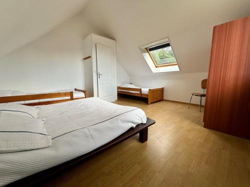 une chambre avec un grand lit et une fenêtre dans l'établissement Villa Papyno - Maison 12 personnes - 10mn à pied de la plage - Val André, à Pléneuf-Val-André