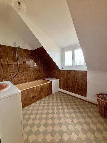 une salle de bain mansardée avec douche et lavabo dans l'établissement Villa Papyno - Maison 12 personnes - 10mn à pied de la plage - Val André, à Pléneuf-Val-André