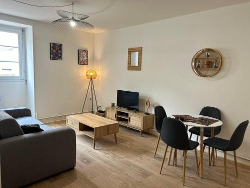 un salon avec un canapé et une table dans l'établissement Les Carmélites : central à 5 min à pied de la Gare, à Poitiers