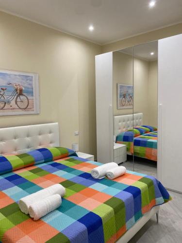 una camera da letto con due letti e uno specchio di Le Case del Cavaliere ad Acireale