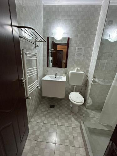 a bathroom with a toilet and a sink at Orient Mamaia Nord in Mamaia Sat/Năvodari