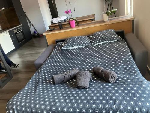 - un grand lit avec des oreillers dans l'établissement Appartement en plein centre, à Pontarlier