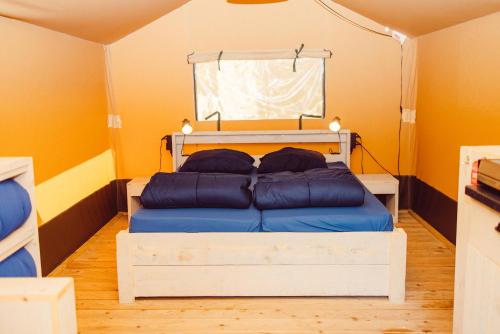a bedroom with a bed with two pillows on it at Fellow Du Nord in Goebelsmuhle