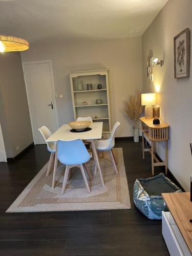 a dining room with a table and chairs at Appartement 4 pers avec jardin & parking-calme-proche Clermont in Royat