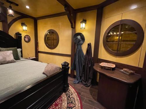 Ένα ή περισσότερα κρεβάτια σε δωμάτιο στο Victorian Mansion Bed and Breakfast Inn