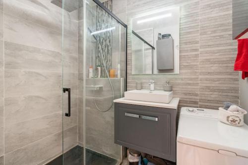 une salle de bain avec une douche, un lavabo et des toilettes dans l'établissement Un Ravissant 1 CH et 1SDB à Alforville, à Alfortville