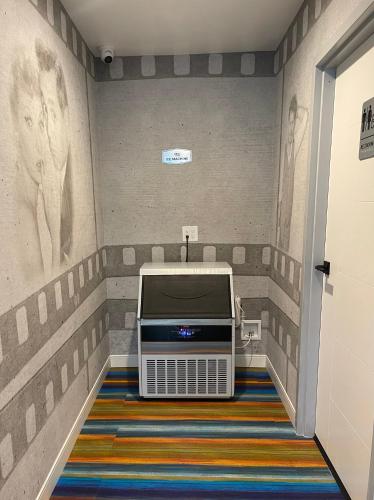 an empty room with a room with a large machine at Hotel Rudra - Hollywood in Los Angeles