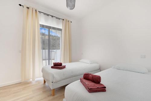 Postel nebo postele na pokoji v ubytování 14 Esteva Resorts rcA Aljezur 5 min to the Beach