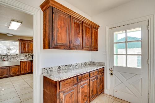 Kuchyň nebo kuchyňský kout v ubytování Secluded Ranch with Courtyard about 4 Mi to Odessa!