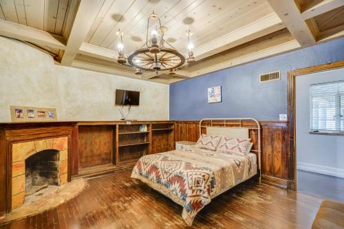 Postel nebo postele na pokoji v ubytování Secluded Ranch with Courtyard about 4 Mi to Odessa!