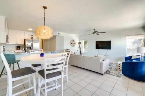 Μια τηλεόραση ή/και κέντρο ψυχαγωγίας στο Cedar Key Condo with Balcony and Gulf Views!