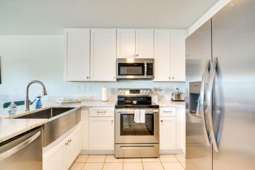 Η κουζίνα ή μικρή κουζίνα στο Cedar Key Condo with Balcony and Gulf Views!