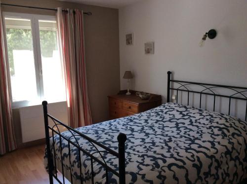 une chambre avec un lit et une fenêtre dans l'établissement maison en provence, à Auriol