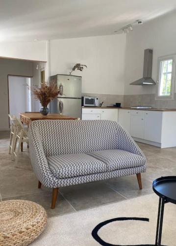 un salon avec un canapé et une cuisine dans l'établissement Villa Gyptis - Calanques, Calme & Spacieux, à Marseille