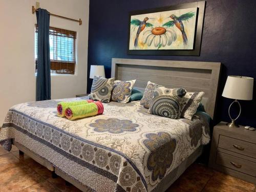 ein Schlafzimmer mit einem Bett mit Kissen darauf in der Unterkunft Villa Papaya #2 spacious 2 bedroom beach villa in San Pancho in San Francisco