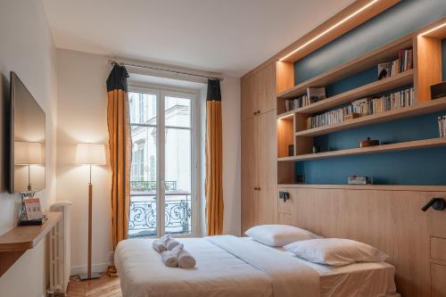 - une chambre avec un lit doté d'ours en peluche dans l'établissement Montmartre - Sacré-Coeur l Spacious - Luminous, à Paris