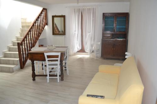 a living room with a couch and a table at Casa vacanze di Palazzo la Loggia in Barisciano