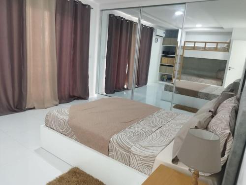 Ένα ή περισσότερα κρεβάτια σε δωμάτιο στο Luxury Penthouse with Private Pool, Ocean, City & Mountain view 6 Pers 2 BR