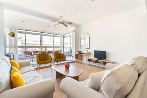 Sunny 3BR2BA w Private Terrace AC