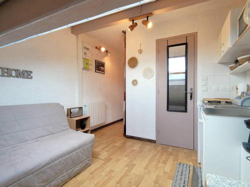 Cette chambre comprend un lit, une cuisine et une porte. dans l'établissement Studio au pied des pistes à St Léger les Mélèzes - 2/3 personnes - FR-1-393-173, à Saint-Léger-les-Mélèzes
