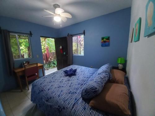 Una cama o camas en una habitación de Roatan Backpackers' Hostel