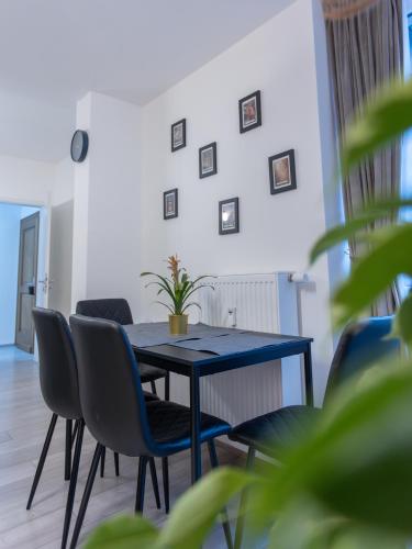 a dining room table with chairs and a plant on it at Stilvolle Wohnung in Aachen Brand mit Terrasse in Aachen