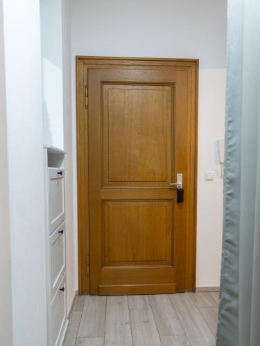 a wooden door in a room with a kitchen at Stilvolle Wohnung in Aachen Brand mit Terrasse in Aachen