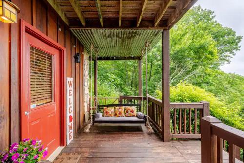 Lizard Lookout Cabin, Pets Welcome!にあるバルコニーまたはテラス
