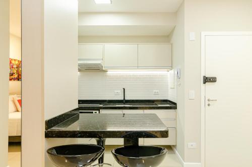 a kitchen with two bowls on a counter at Lifespace 7 Setembro - Apartamentos UROOMS in Curitiba