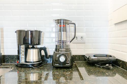 a blender sitting on top of a kitchen counter at Lifespace 7 Setembro - Apartamentos UROOMS in Curitiba