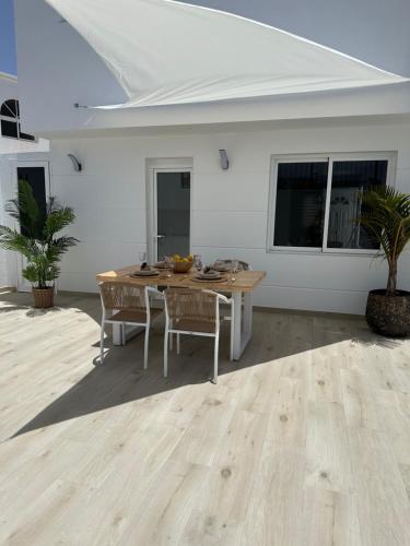 a white room with a wooden table and chairs at Casa Mer in Tías