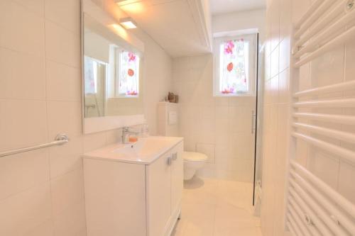 une salle de bain blanche avec un lavabo et des toilettes dans l'établissement 4 - Cosy studio old Antibes, à Antibes