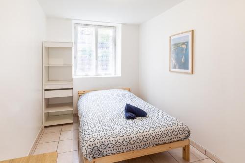 une petite chambre avec un lit et une fenêtre dans l'établissement *Le Gicquel* T1 proche centre, à Brest
