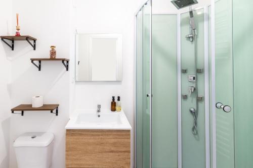 une salle de bain avec douche et lavabo dans l'établissement *Le Gicquel* T1 proche centre, à Brest