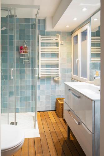 une salle de bain avec une douche, un lavabo et des toilettes dans l'établissement Workshop, à Béziers