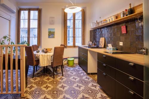 une cuisine avec une table et une salle à manger dans l'établissement Workshop, à Béziers
