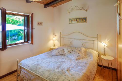 Ένα ή περισσότερα κρεβάτια σε δωμάτιο στο Chalet in the Woods House for 8 Persons and Large Garden