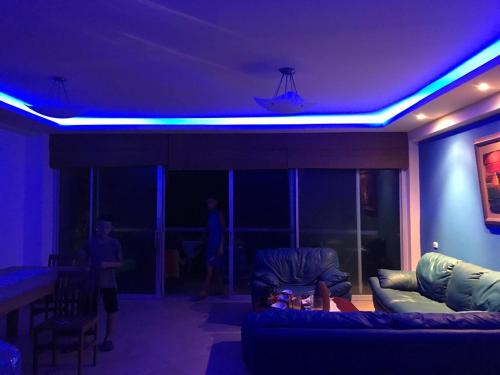 a living room with blue lights on the ceiling at Departamento mirador al mar in Tonsupa