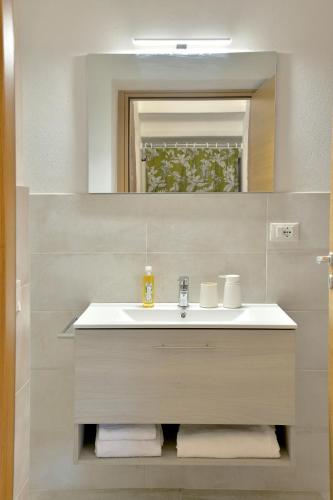 a bathroom with a sink and a mirror at Casa Patrizia in Querceto