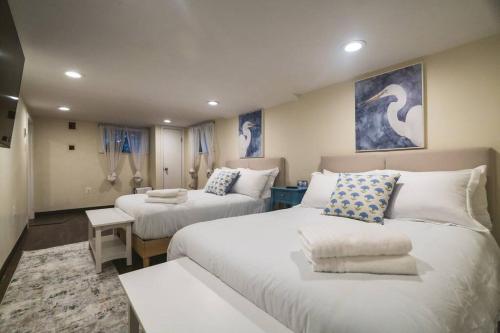 a hotel room with two beds and a room with at Tufts 4BDR-15-MIN to Harvard&Boston-Free Parking in Somerville