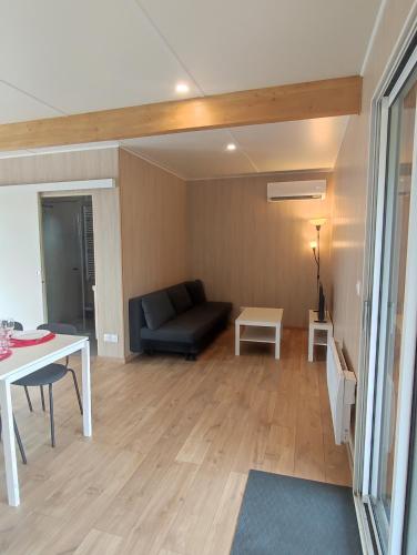 a living room with a couch and a table at Ben Chalet in Carlux
