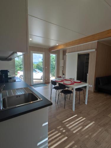 a kitchen and dining room with a table and chairs at Ben Chalet in Carlux