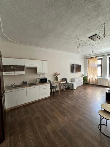 pusta kuchnia i salon ze stołem i krzesłami w obiekcie Kovarik Apartments I w Ołomuńcu